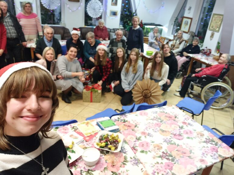 20.12.2023-Pomocne Sowy na świątecznym spotkaniu z seniorami Domu Opieki w Molzie — zdjęcie 5