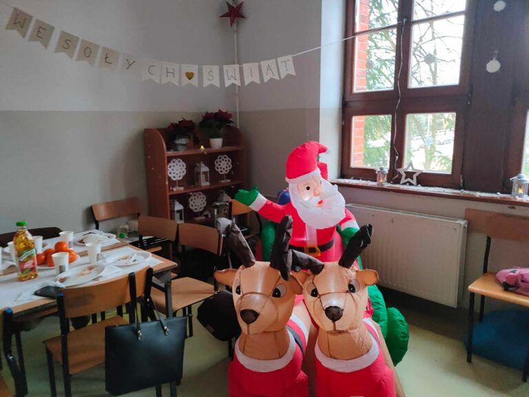 22.12.2023-Wyniki konkursu na najładniej przystrojoną klasę w klimacie świątecznym — zdjęcie 2