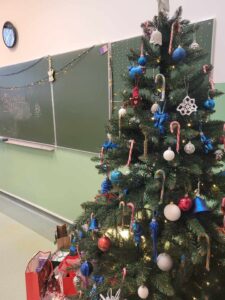 22.12.2023-Wyniki konkursu na najładniej przystrojoną klasę w klimacie świątecznym — zdjęcie 3