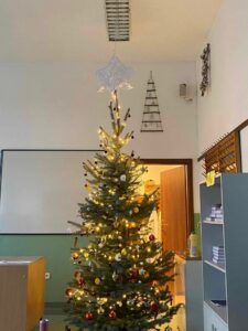22.12.2023-Wyniki konkursu na najładniej przystrojoną klasę w klimacie świątecznym — zdjęcie 6