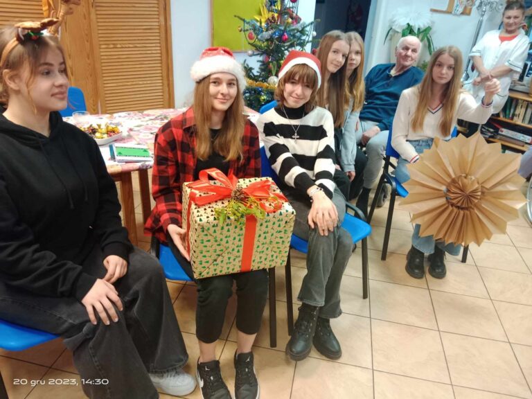 20.12.2023-Pomocne Sowy na świątecznym spotkaniu z seniorami Domu Opieki w Molzie — zdjęcie 6