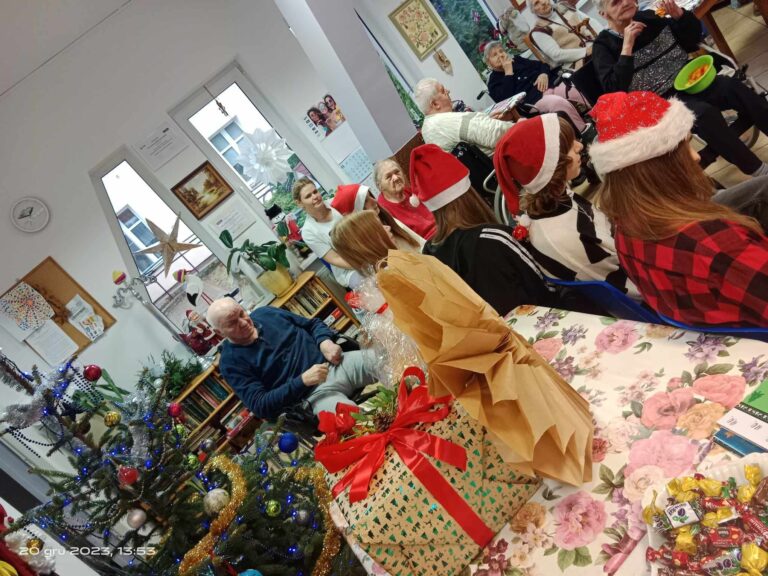 20.12.2023-Pomocne Sowy na świątecznym spotkaniu z seniorami Domu Opieki w Molzie — zdjęcie 7
