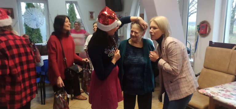20.12.2023-Pomocne Sowy na świątecznym spotkaniu z seniorami Domu Opieki w Molzie — zdjęcie 9