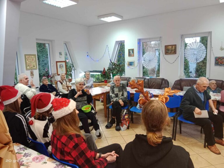 20.12.2023-Pomocne Sowy na świątecznym spotkaniu z seniorami Domu Opieki w Molzie — zdjęcie 10