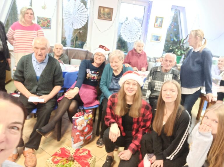 20.12.2023-Pomocne Sowy na świątecznym spotkaniu z seniorami Domu Opieki w Molzie — zdjęcie 13