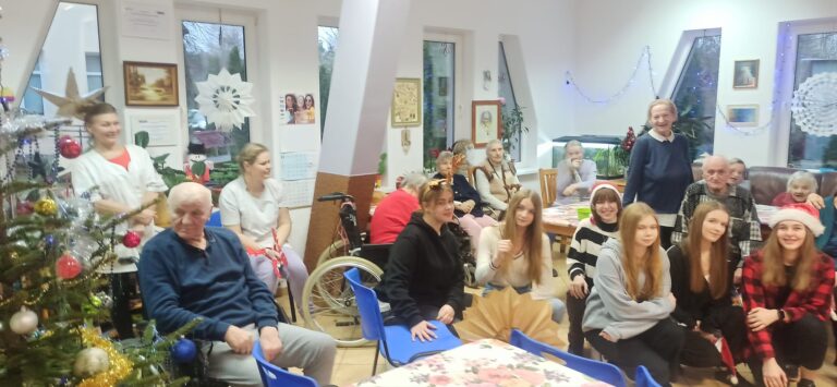 20.12.2023-Pomocne Sowy na świątecznym spotkaniu z seniorami Domu Opieki w Molzie — zdjęcie 14