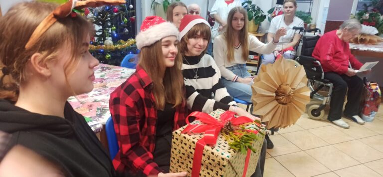20.12.2023-Pomocne Sowy na świątecznym spotkaniu z seniorami Domu Opieki w Molzie — zdjęcie 15