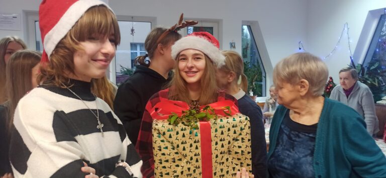 20.12.2023-Pomocne Sowy na świątecznym spotkaniu z seniorami Domu Opieki w Molzie — zdjęcie 17