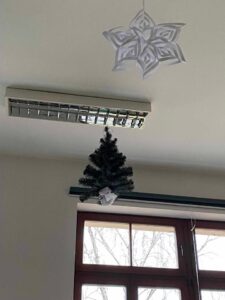 22.12.2023-Wyniki konkursu na najładniej przystrojoną klasę w klimacie świątecznym — zdjęcie 7