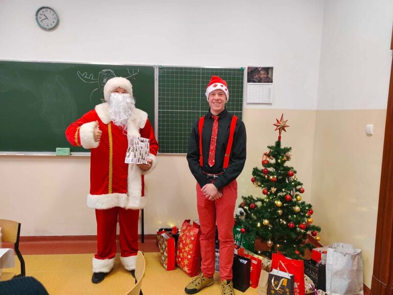 22.12.2023-Wyniki konkursu na najładniej przystrojoną klasę w klimacie świątecznym — zdjęcie 8