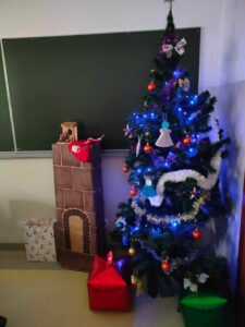 22.12.2023-Wyniki konkursu na najładniej przystrojoną klasę w klimacie świątecznym — zdjęcie 9