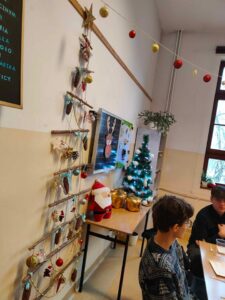 22.12.2023-Wyniki konkursu na najładniej przystrojoną klasę w klimacie świątecznym — zdjęcie 11