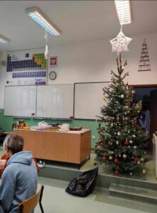 22.12.2023-Wyniki konkursu na najładniej przystrojoną klasę w klimacie świątecznym — zdjęcie 12