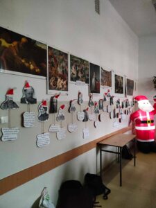 22.12.2023-Wyniki konkursu na najładniej przystrojoną klasę w klimacie świątecznym — zdjęcie 14