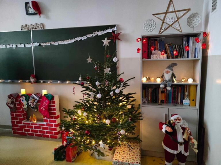 22.12.2023-Wyniki konkursu na najładniej przystrojoną klasę w klimacie świątecznym — zdjęcie 15