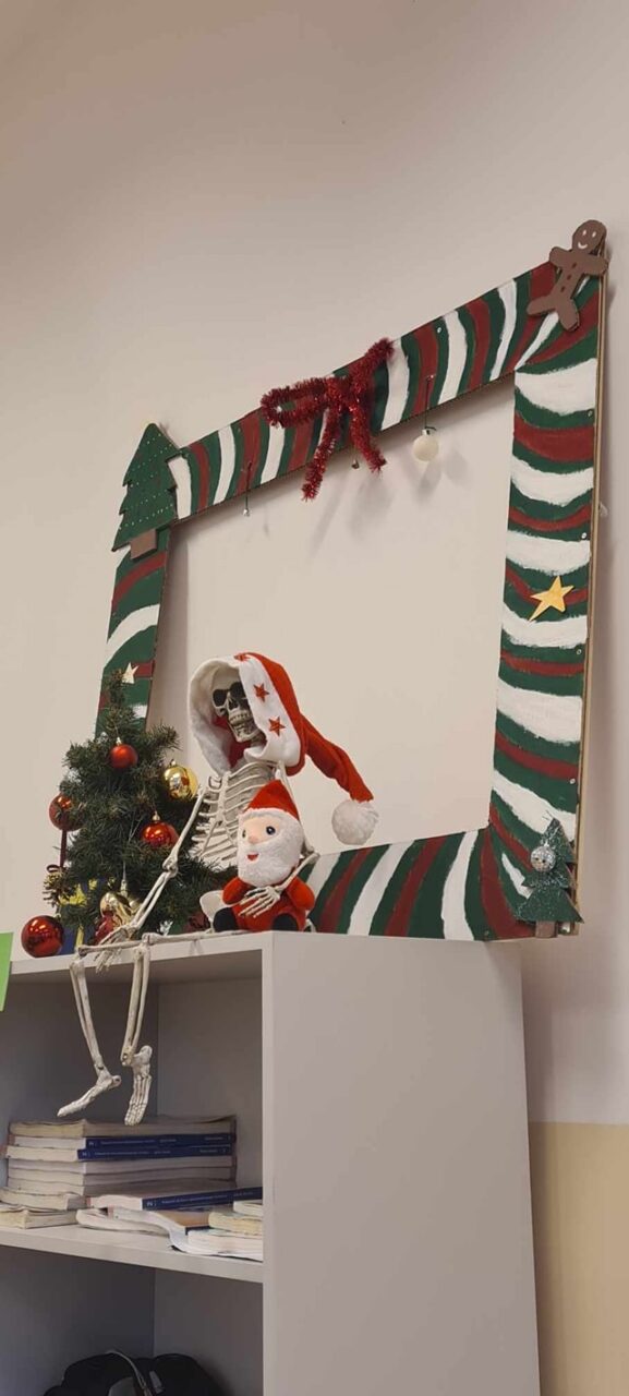 22.12.2023-Wyniki konkursu na najładniej przystrojoną klasę w klimacie świątecznym — zdjęcie 21