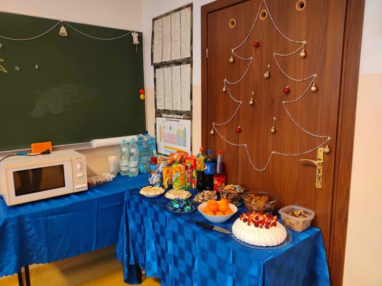 22.12.2023-Wyniki konkursu na najładniej przystrojoną klasę w klimacie świątecznym — zdjęcie 24