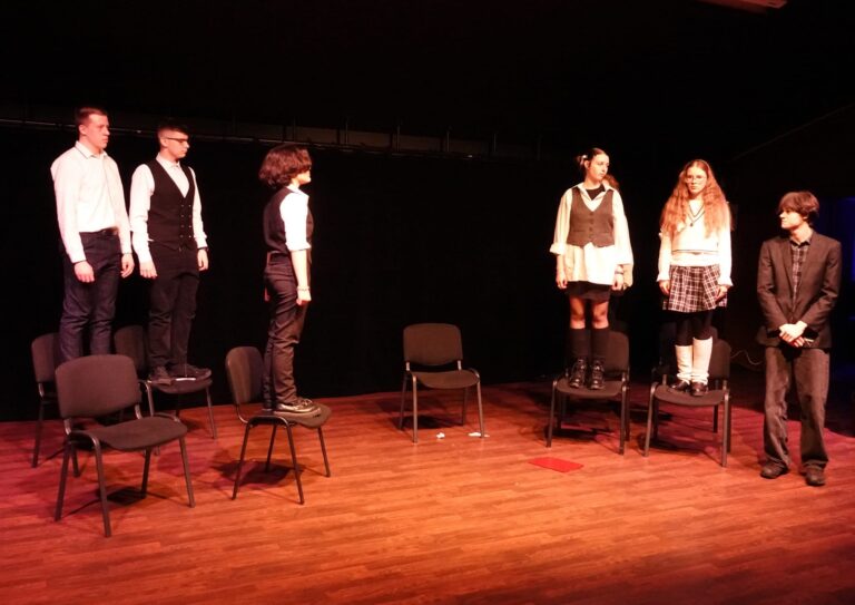 22.03.2024-Występ szkolnego Teatru "Chimera" w Centrum Kultury w Ostródzie — zdjęcie 11