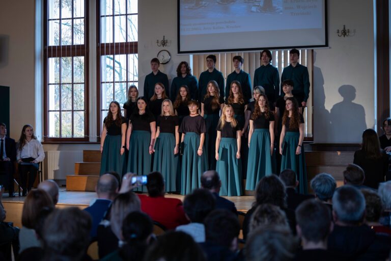 27.11.2024-KONCERT "OD NIEPODLEGŁOŚCI DO NIEPODLEGŁOŚCI - HISTORIA MUZYKĄ OPOWIEDZIANA" — zdjęcie 38