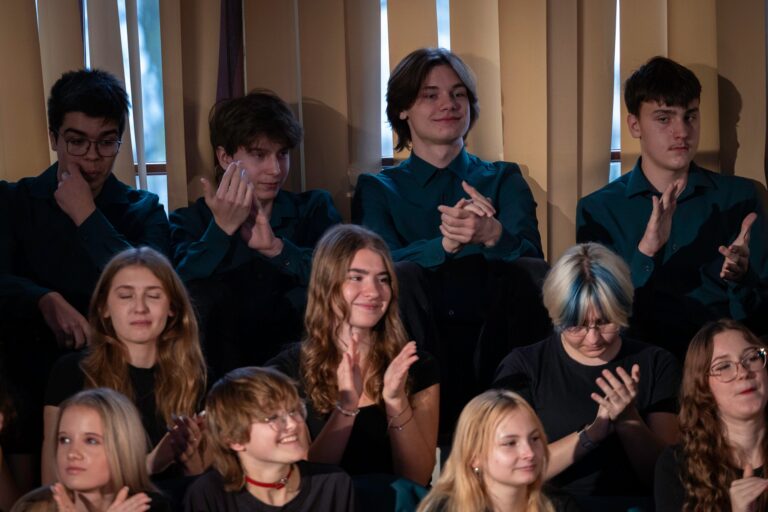 27.11.2024-KONCERT "OD NIEPODLEGŁOŚCI DO NIEPODLEGŁOŚCI - HISTORIA MUZYKĄ OPOWIEDZIANA" — zdjęcie 43