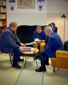 23.01.2025-WYPOŻYCZENIE BIBLII Z WPISEM G. GIZEWIUSZA MUZEUM W OSTRÓDZIE — zdjęcie 1