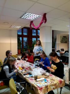 7 i 14.12.2018-Zajęcia z rękodzieła w bibliotece szkolnej — zdjęcie 2