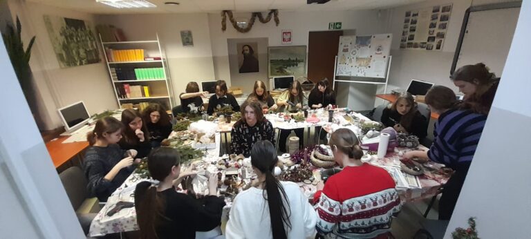 13.12.2024-BOŻONARODZENIOWE ZAJĘCIA Z RĘKODZIEŁA W BIBLIOTECE SZKOLNEJ — zdjęcie 5