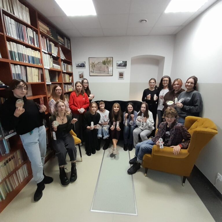18.10.2024-ZAJĘCIA Z RĘKODZIEŁA W BIBLIOTECE SZKOLNEJ — zdjęcie 7