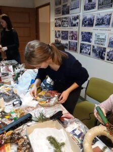 7 i 14.12.2018-Zajęcia z rękodzieła w bibliotece szkolnej — zdjęcie 18