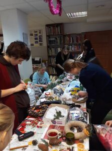 7 i 14.12.2018-Zajęcia z rękodzieła w bibliotece szkolnej — zdjęcie 19
