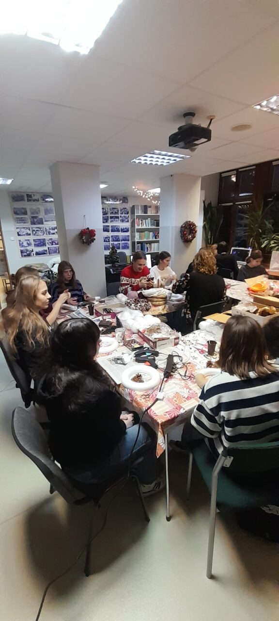 13.12.2024-BOŻONARODZENIOWE ZAJĘCIA Z RĘKODZIEŁA W BIBLIOTECE SZKOLNEJ — zdjęcie 7