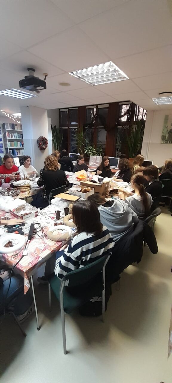 13.12.2024-BOŻONARODZENIOWE ZAJĘCIA Z RĘKODZIEŁA W BIBLIOTECE SZKOLNEJ — zdjęcie 6