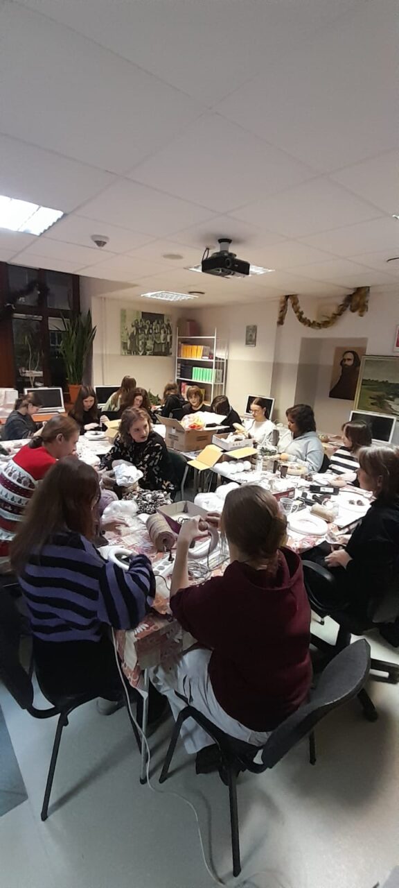13.12.2024-BOŻONARODZENIOWE ZAJĘCIA Z RĘKODZIEŁA W BIBLIOTECE SZKOLNEJ — zdjęcie 8