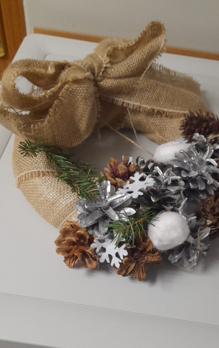 13.12.2024-BOŻONARODZENIOWE ZAJĘCIA Z RĘKODZIEŁA W BIBLIOTECE SZKOLNEJ — zdjęcie 15