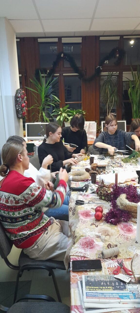 13.12.2024-BOŻONARODZENIOWE ZAJĘCIA Z RĘKODZIEŁA W BIBLIOTECE SZKOLNEJ — zdjęcie 22