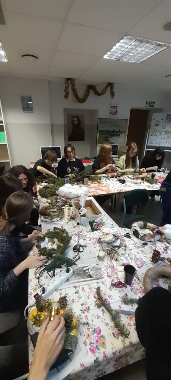 13.12.2024-BOŻONARODZENIOWE ZAJĘCIA Z RĘKODZIEŁA W BIBLIOTECE SZKOLNEJ — zdjęcie 23