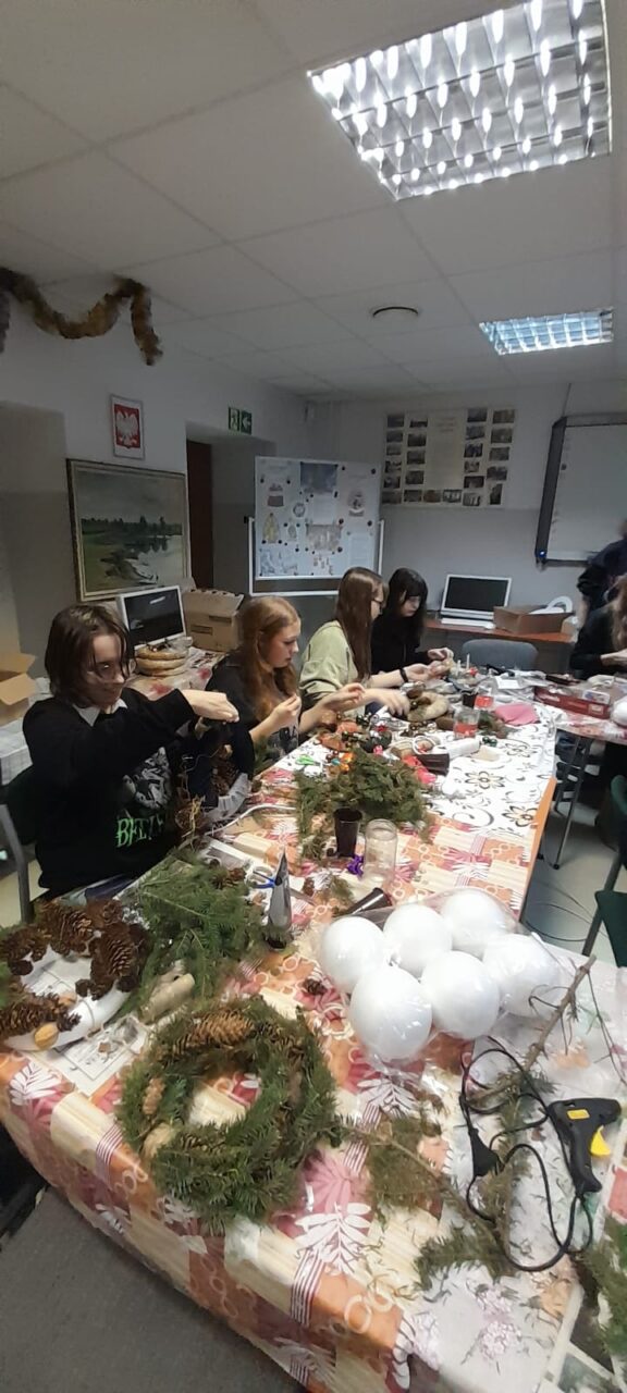 13.12.2024-BOŻONARODZENIOWE ZAJĘCIA Z RĘKODZIEŁA W BIBLIOTECE SZKOLNEJ — zdjęcie 29