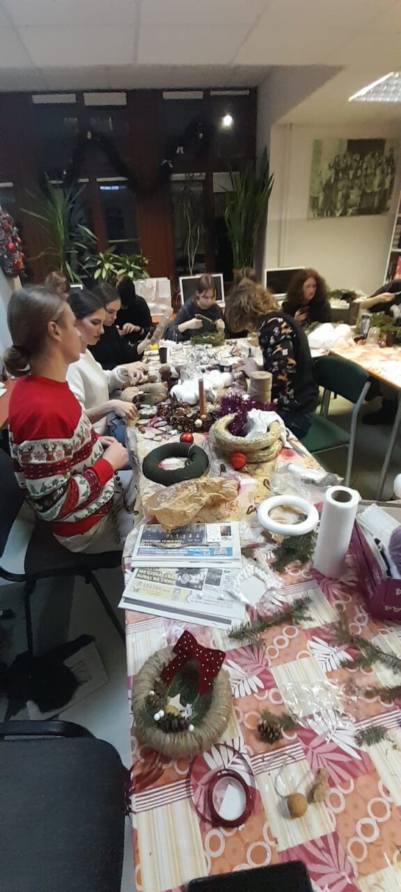 13.12.2024-BOŻONARODZENIOWE ZAJĘCIA Z RĘKODZIEŁA W BIBLIOTECE SZKOLNEJ — zdjęcie 28