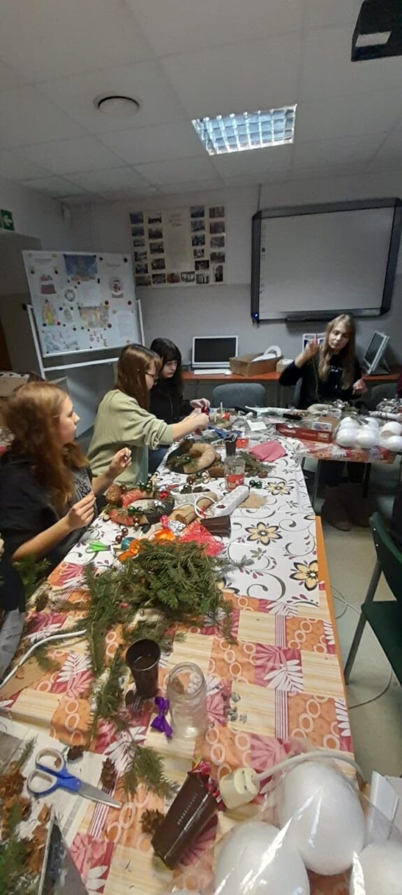 13.12.2024-BOŻONARODZENIOWE ZAJĘCIA Z RĘKODZIEŁA W BIBLIOTECE SZKOLNEJ — zdjęcie 27