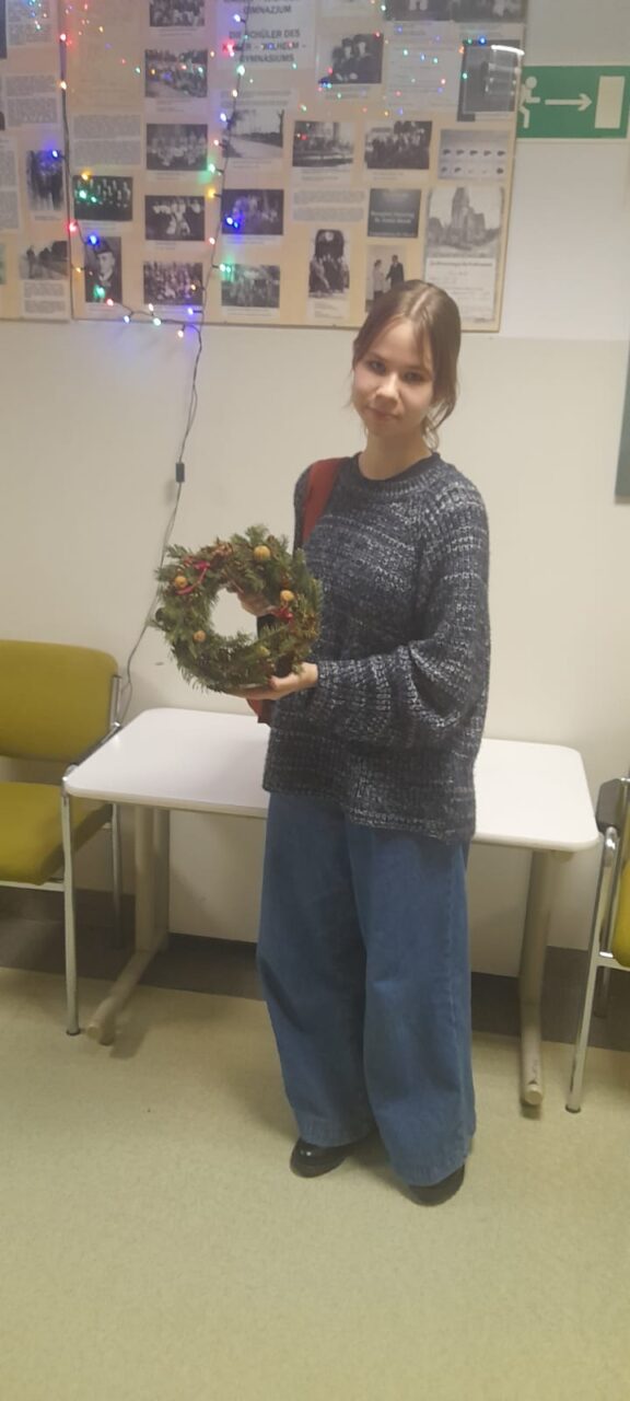 13.12.2024-BOŻONARODZENIOWE ZAJĘCIA Z RĘKODZIEŁA W BIBLIOTECE SZKOLNEJ — zdjęcie 37